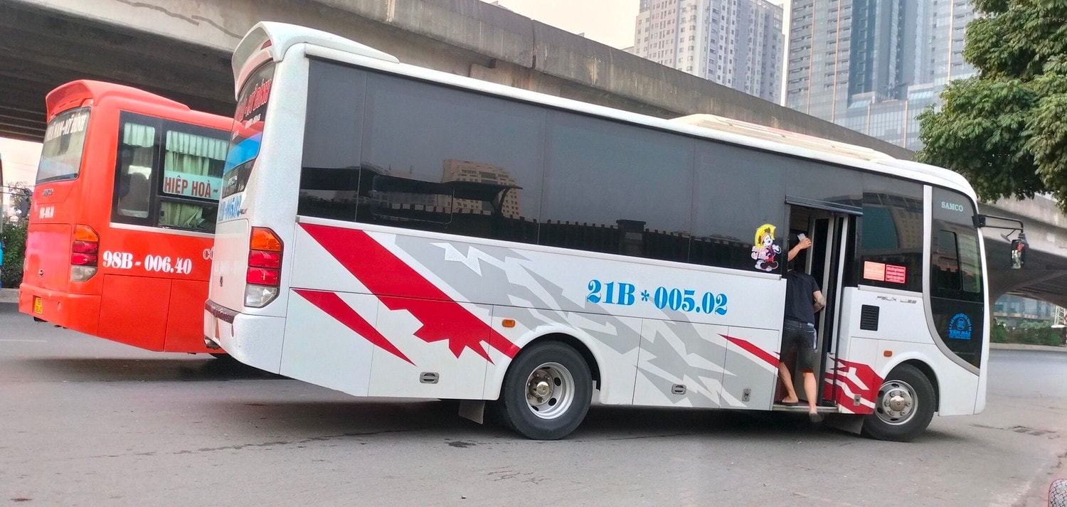 Hà Nội: Ngang nhiên dừng, đỗ đón khách dưới biển cấm -0