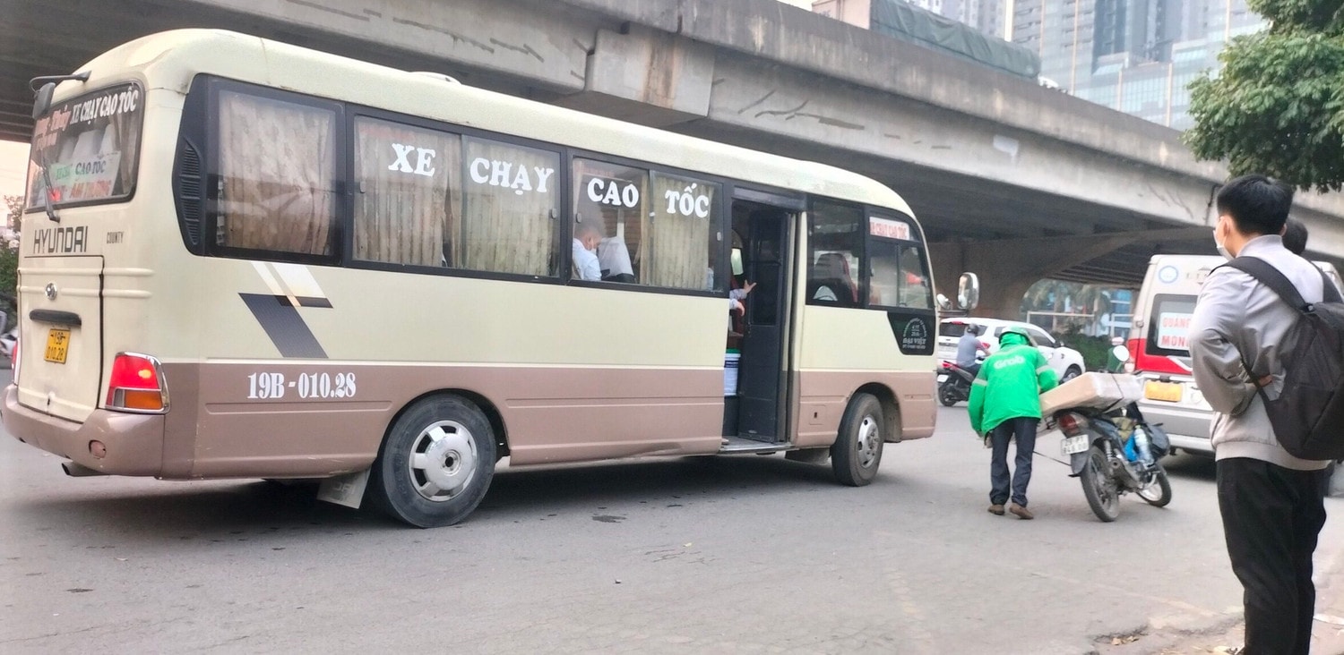 Hà Nội: Cận cảnh nhà xe dừng, đỗ đón khách dọc đường Phạm Hùng -0