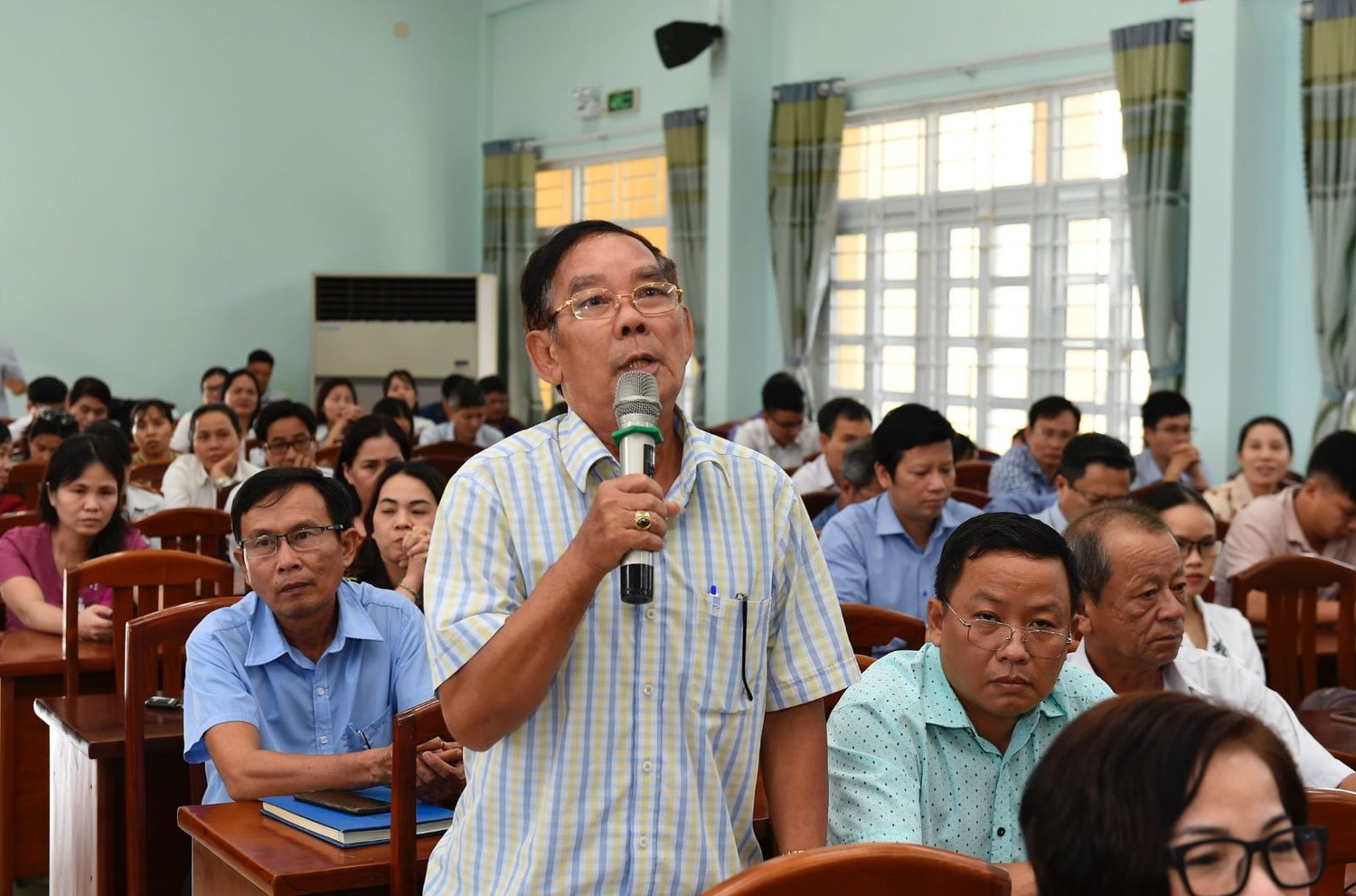Cử tri Bình Định kiến nghị trong một buổi tiếp xúc với đại biểu dân cử - ẢNH GIA HÂN