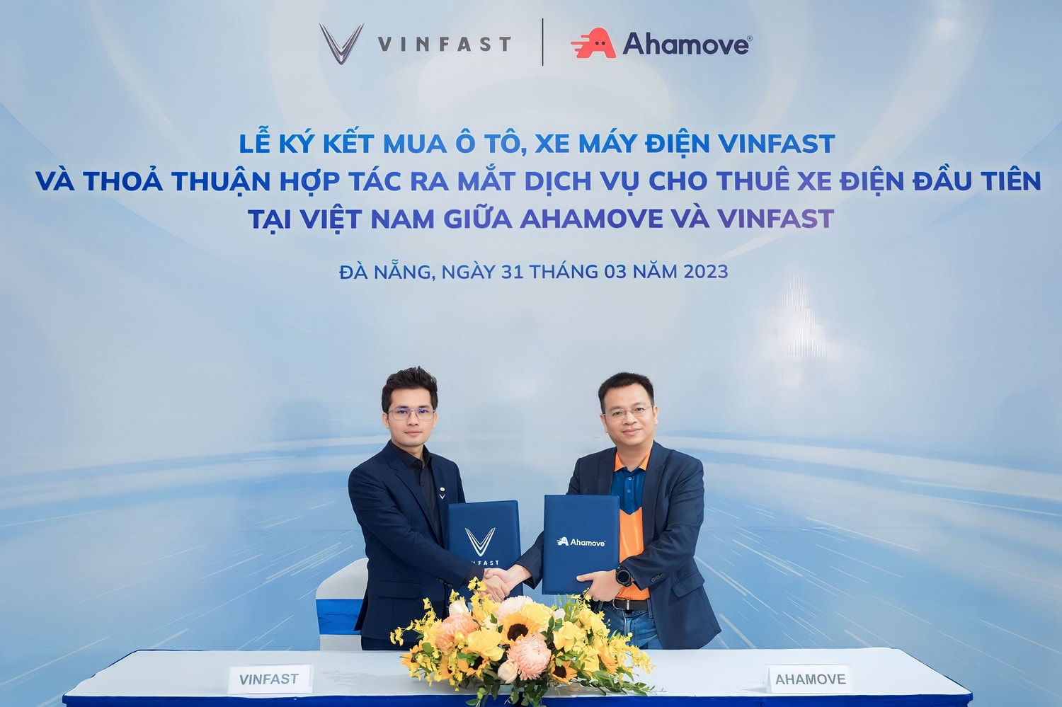 Ahamove mua 200 xe VinFast để triển khai dịch vụ cho thuê xe máy điện đầu tiên tại Việt Nam ảnh 1