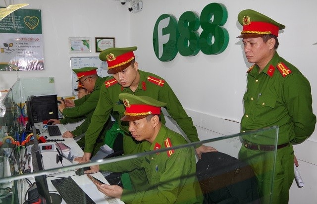 Công an Hà Nam đồng loạt kiểm tra chuỗi cửa hàng F88, thu giữ nhiều giấy tờ, tài liệu -0
