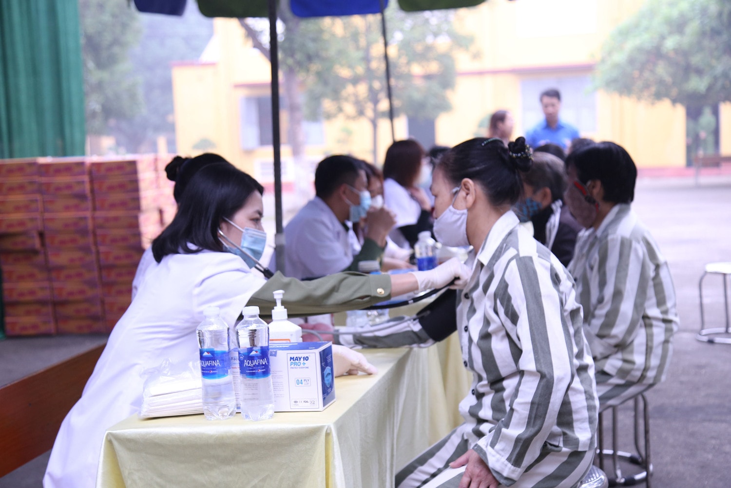 Các phạm nhân tại Trại giam Ngọc Lý được các y, bác sỹ, khám bệnh, tư vấn sức khoẻ, cấp phát thuốc miễn phí “Thắp sáng ước mơ hoàn lương” -0
