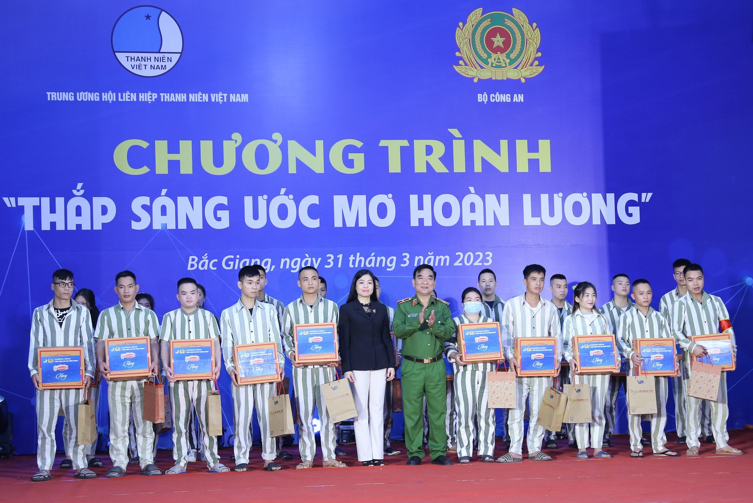 Cục trưởng Cục C10, Bộ Công an Thiếu tướng Nguyễn Việt Hùng trao quà cho các phạm nhân có hoàn cảnh khó khăn, rèn luyện, cải tạo tốt “Thắp sáng ước mơ hoàn lương” -0
