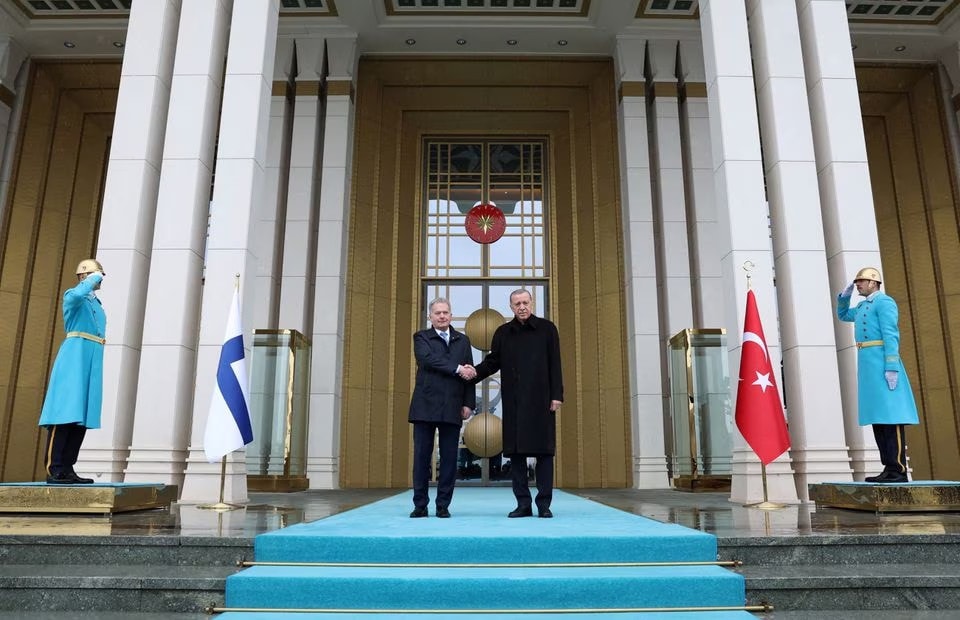 Tổng thống Thổ Nhĩ Kỳ Recep Tayyip Erdogan và Tổng thống Phần Lan Sauli Niinisto bắt tay tại lễ chào đón ở Ankara, Thổ Nhĩ Kỳ vào ngày 17.3.2023 - Reuters