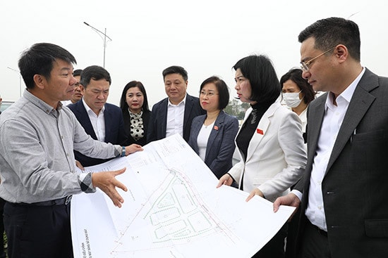 Thường trực HĐND thành phố Hà Nội khảo sát tiến độ triển khai Dự án đường Vành đai 4 tại huyện Thanh Oai - ẢNH LÊ HẢI
