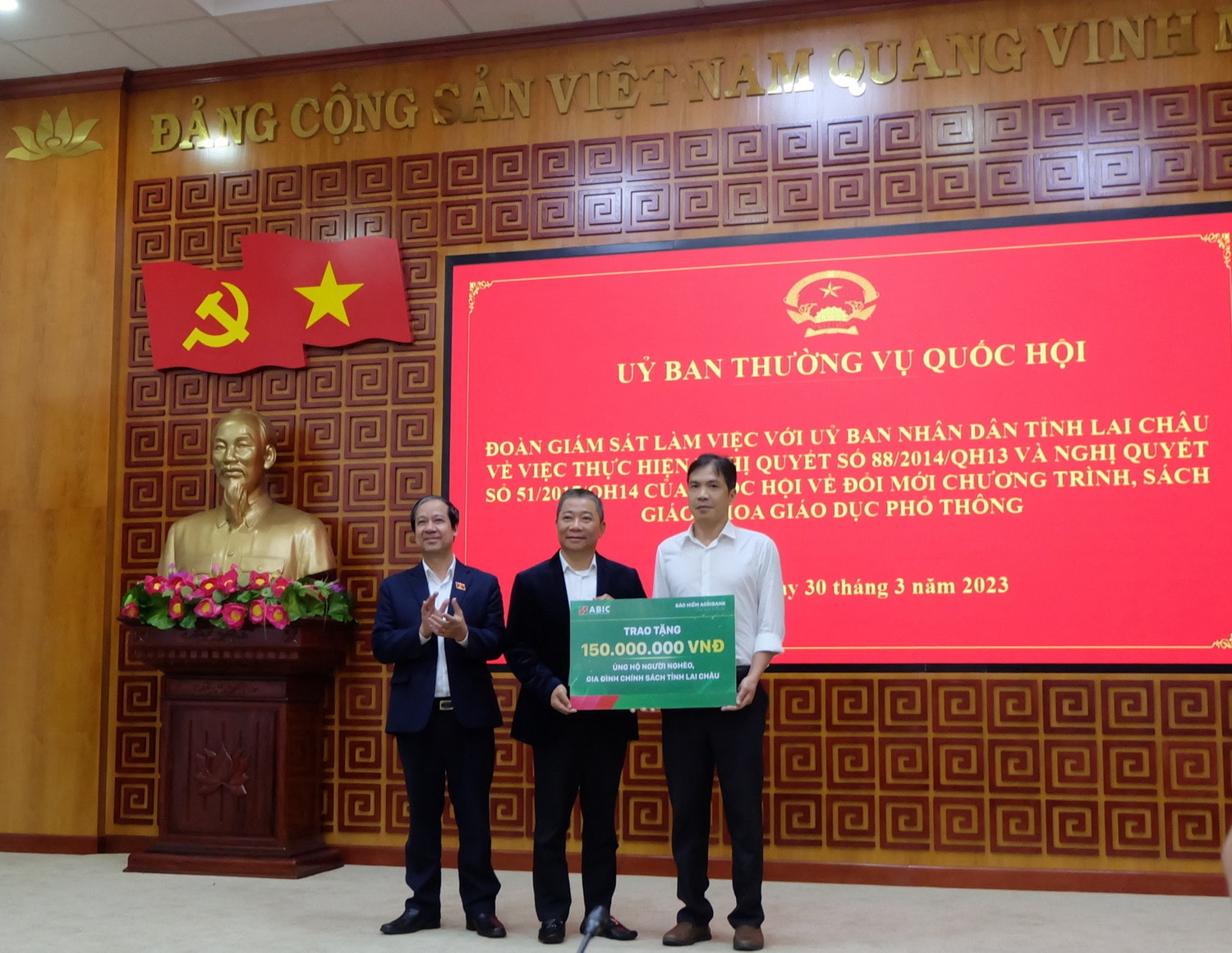 Bộ trưởng Bộ Giáo dục và Đào tạo Nguyễn Kim Sơn, Chủ tịch HĐQT ABIC Nguyễn Tiến Hải trao tặng tỉnh Lai Châu 150 triệu đồng Ủy viên Trung ương Đảng, Trưởng Ban Công tác đại biểu Nguyễn Thị Thanh trao tặng tỉnh Lai Châu 8 ngôi nhà đại đoàn kết -0
