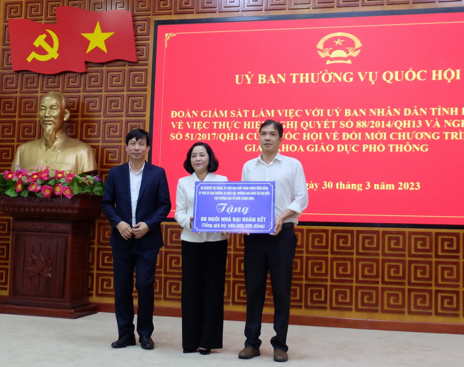 Trưởng Ban Công tác đại biểu, Phó Trưởng Ban Tổ chức Trung ương Nguyễn Thị Thanh, Phó Tổng giám đốc Agribank Phạm Đức Tuấn trao tặng tỉnh Lai Châu 8 ngôi nhà đại đoàn kết Ủy viên Trung ương Đảng, Trưởng Ban Công tác đại biểu Nguyễn Thị Thanh trao tặng tỉnh Lai Châu 8 ngôi nhà đại đoàn kết -0