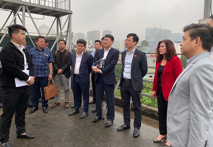 Ban Đô thị HĐND thành phố Hà Nội khảo sát Trạm quan trắc môi trường không khí đặt tại Chi cục Bảo vệ Môi trường, quận Cầu Giấy - ẢNH ĐÌNH QUÂN