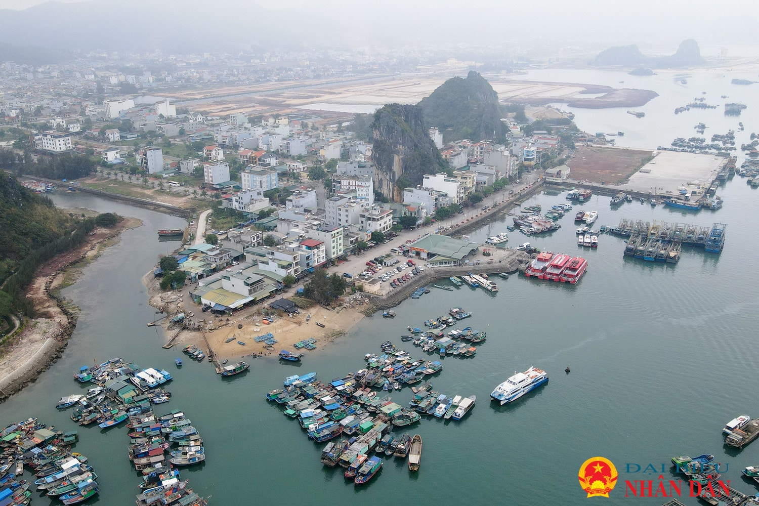 Xuồng cao tốc hết đăng kiểm “vô tư” chở khách trên vịnh Bái Tử Long