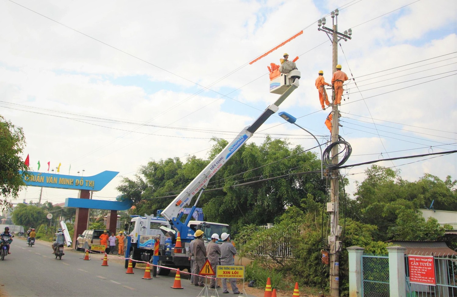 Cấp điện mùa nắng nóng: EVNSPC chú trọng dịch vụ, chăm sóc khách hàng -1