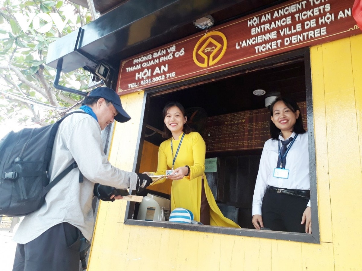Thu vé khi tham quan phố cổ Hội An -0