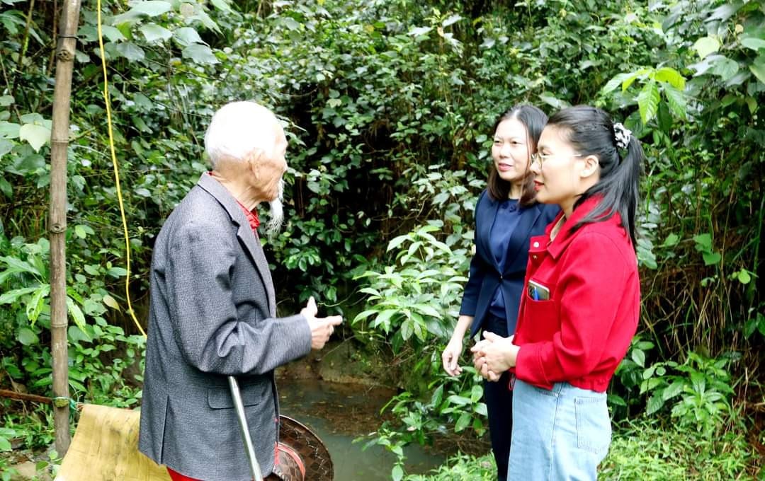 Nguyên đại biểu HĐND tỉnh Hà Tĩnh khóa II Phạm Ngũ chia sẻ với thành viên Đoàn Khảo sát về lịch sử giếng nước tại khu di tích Đại Hùng- ẢNH BÌNH NGUYÊN