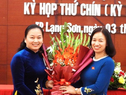 Tân Chủ tịch HĐND thành phố Lạng Sơn nhiệm kỳ 2021-2026 Nông Bích Diệp (bên phải)