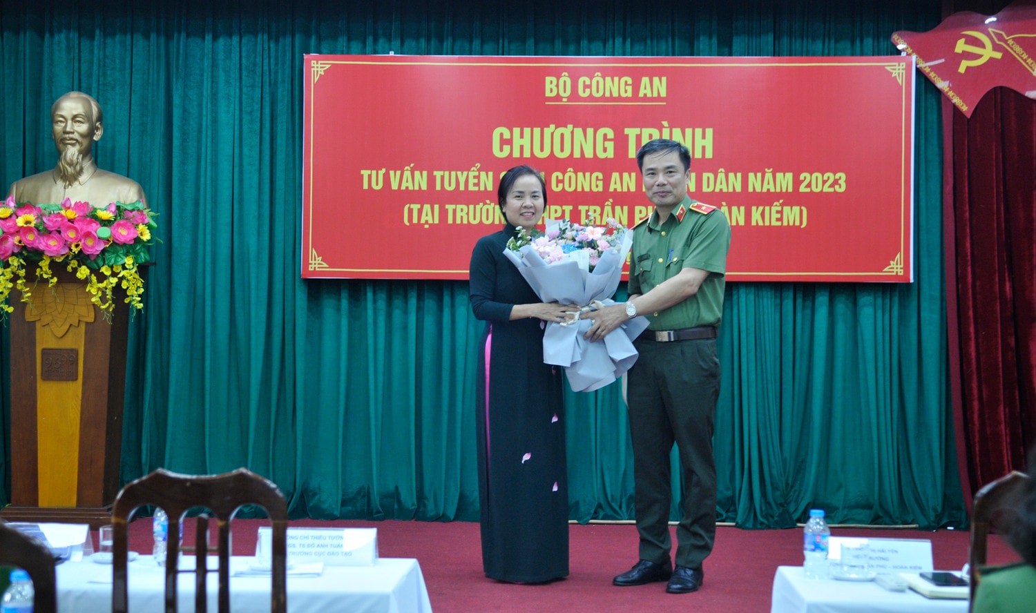 Cục Trưởng Cục Đào tạo, PGS. TS Thiếu tướng Đỗ Anh Tuấn tặng hoa Hiệu trưởng Trường THPT Trần Phú (Hà Nội) TS. Trần Thị Hải Yến Tư vấn tuyển sinh vào các trường Công an nhân dân năm 2023 -0