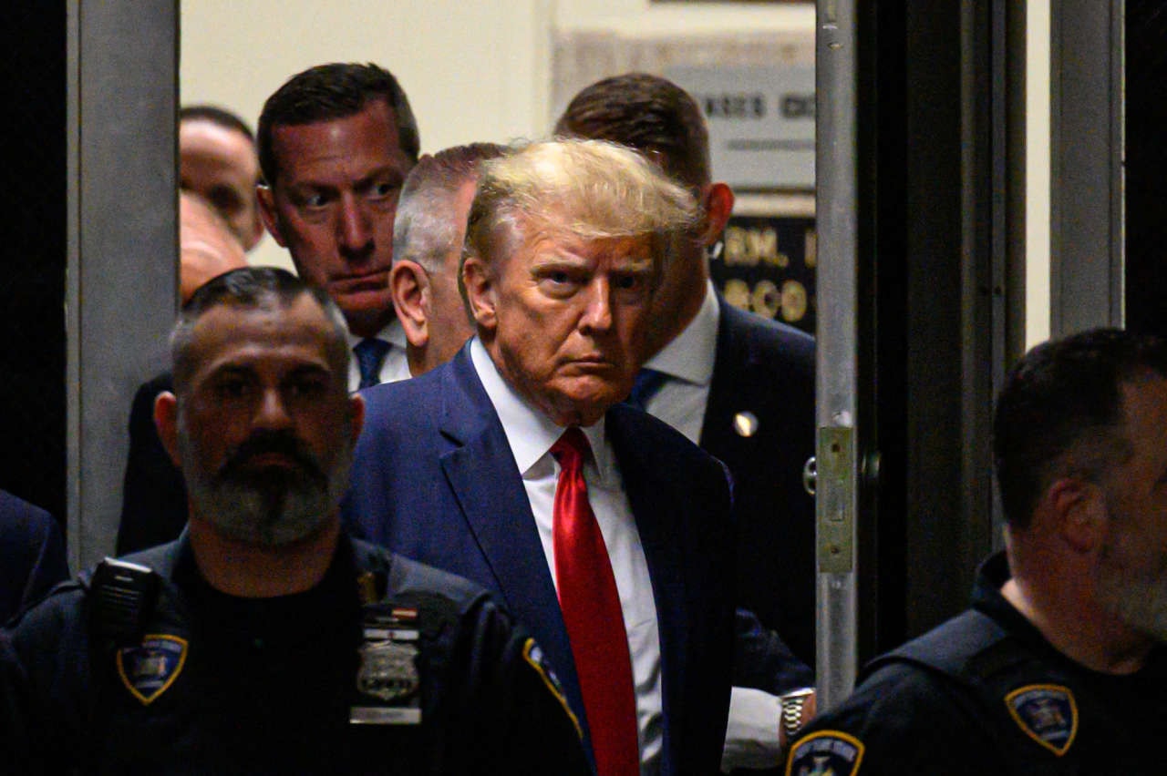 Cựu Tổng thống Donald Trump dự án tại tòa Manhattan ngày 4.4 - Ảnh: AFP