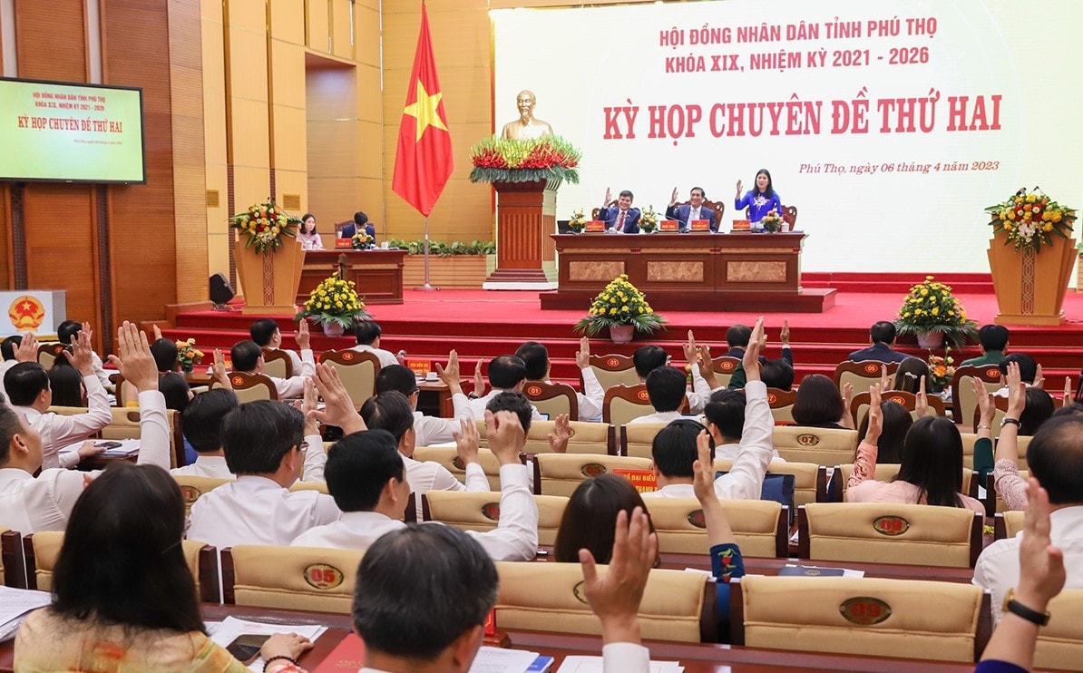 biểu quyết thông qua nghị quyết.jpg -0