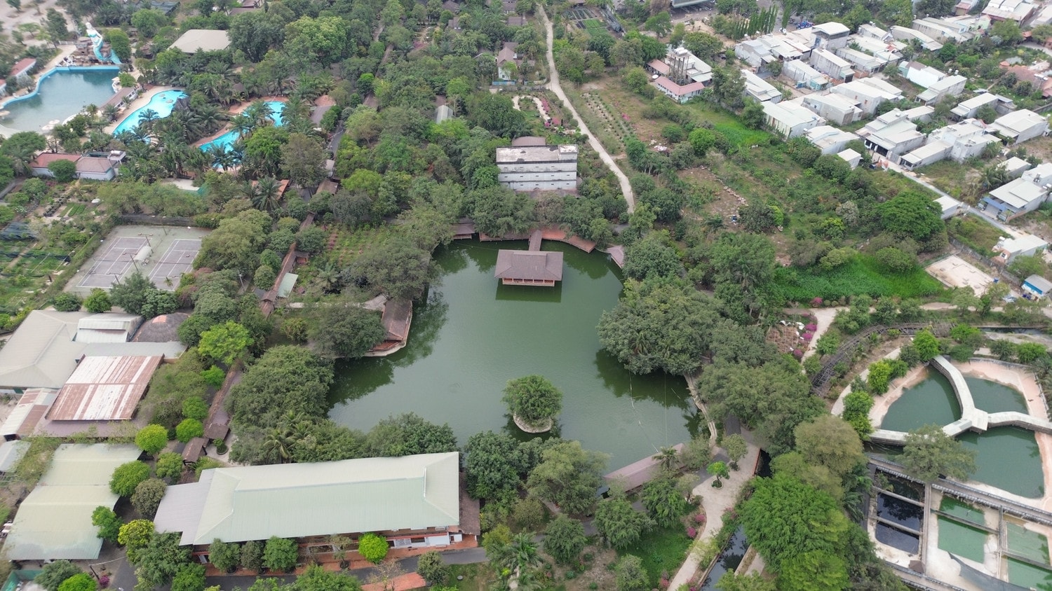 Một số công trình bên trong Khu du lịch Vườn Xoài được cho là chưa phù hợp với quy hoạch trong khu vực Một số công trình bên trong Khu du lịch Vườn Xoài được cho là chưa phù hợp với quy hoạch trong khu vực