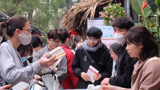 Chung tâm sức khuyến đọc ảnh 1 Chương trình quyên góp sách tại Phố sách Hà Nội - Ảnh: Th. Nguyên