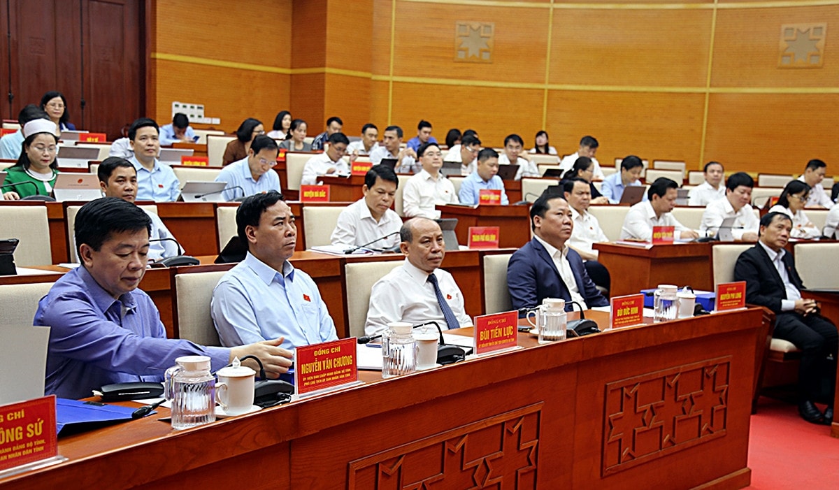 Thông qua 18 nghị quyết quan trọng -0