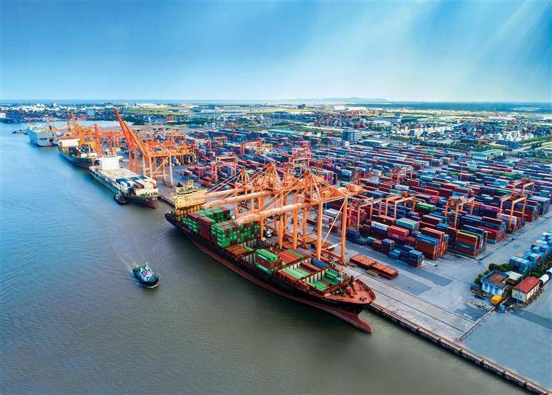 Các doanh nghiệp đề nghị nâng mức giá bốc dỡ container tại các cảng lên tối thiểu 15%/năm. Ảnh ITN