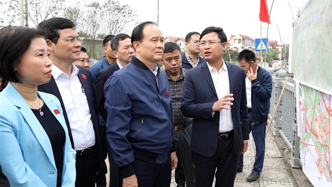 Thường trực HĐND thành phố Hà Nội giám sát công tác chuẩn bị tiến độ thực hiện Dự án đầu tư xây dựng đường Vành đai 4-Vùng Thủ đô tại huyện Đan Phượng. (ảnh: P.Long)