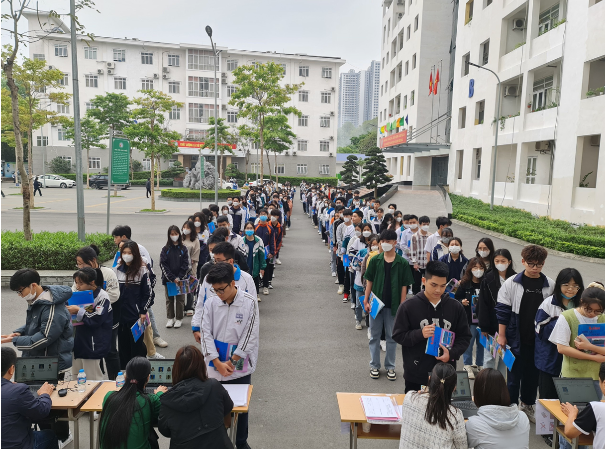 Hơn 10.000 thí sinh dự thi HSA đợt thứ ba của Đại học Quốc gia Hà Nội -0