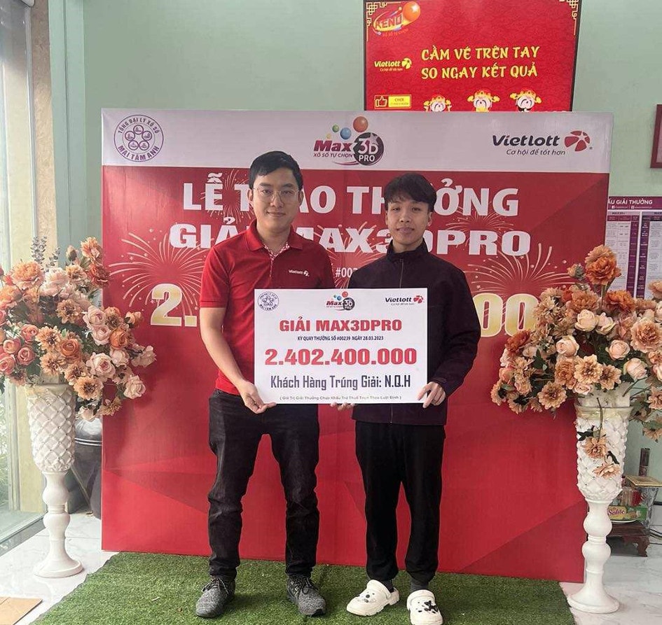 Người chơi lộ mặt nhận giải đặc biệt 2,4 tỷ đồng của Vietlott -0