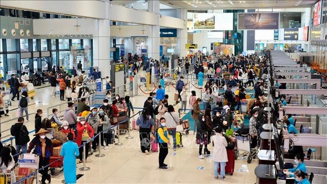 Nếu áp giá sàn sẽ làm mặt bằng giá vé tăng cao, tước bỏ quyền đi lại bằng đường hàng không giá rẻ của người dân. Ảnh TTXVN