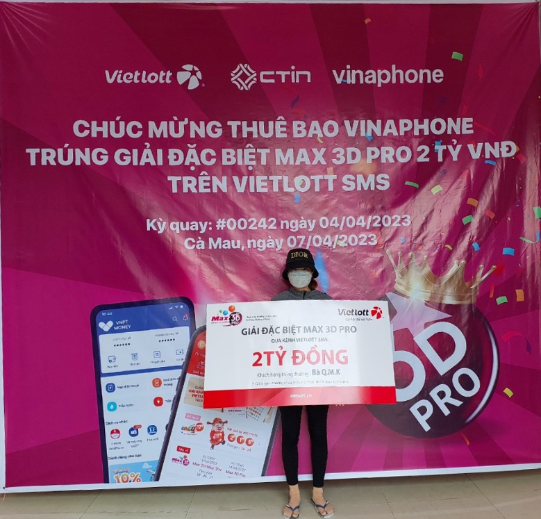 Người chơi lộ mặt nhận giải đặc biệt 2,4 tỷ đồng của Vietlott -0