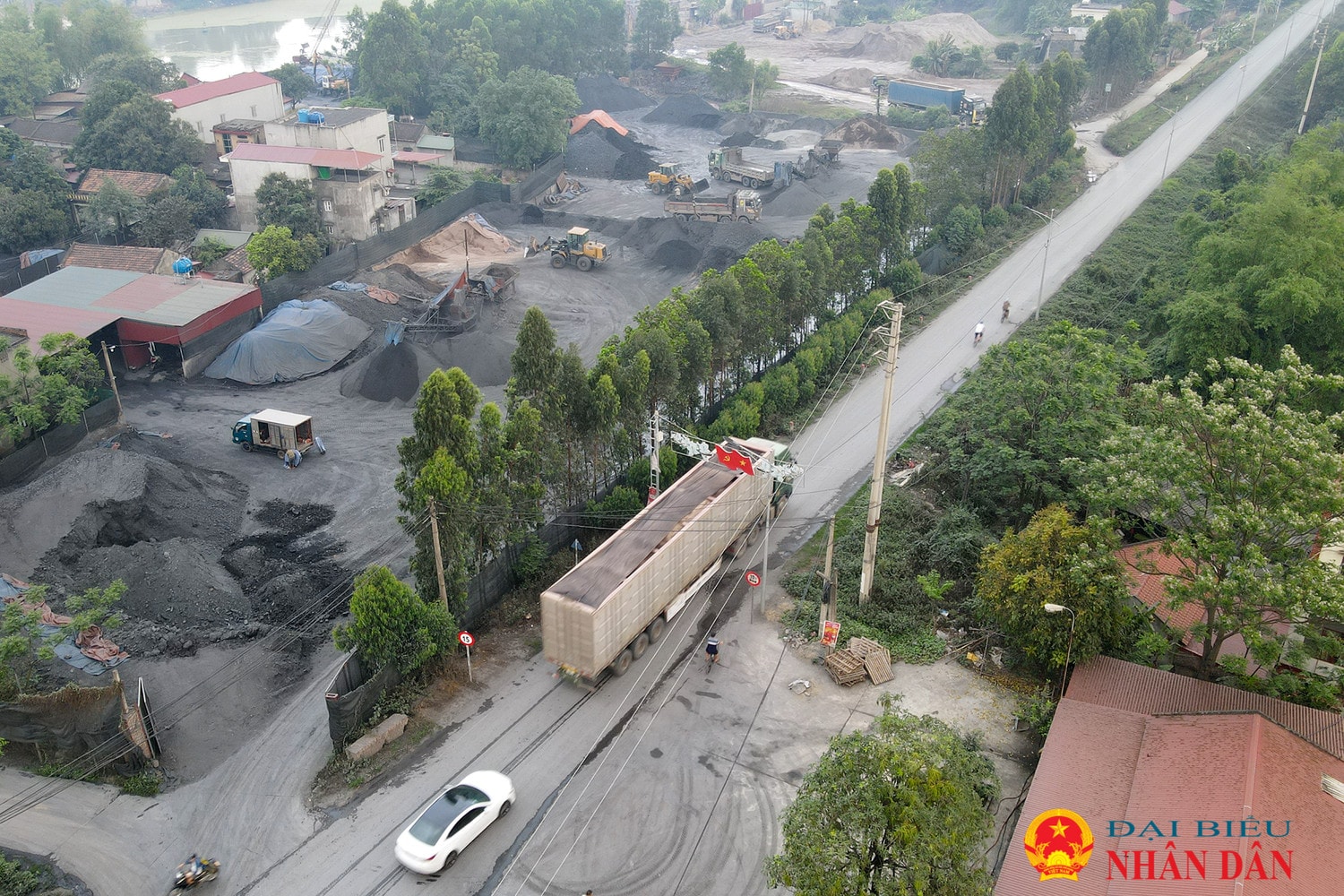 Tuyến đê trọng yếu ven sông Lục Nam gồng mình “cõng” xe quá tải