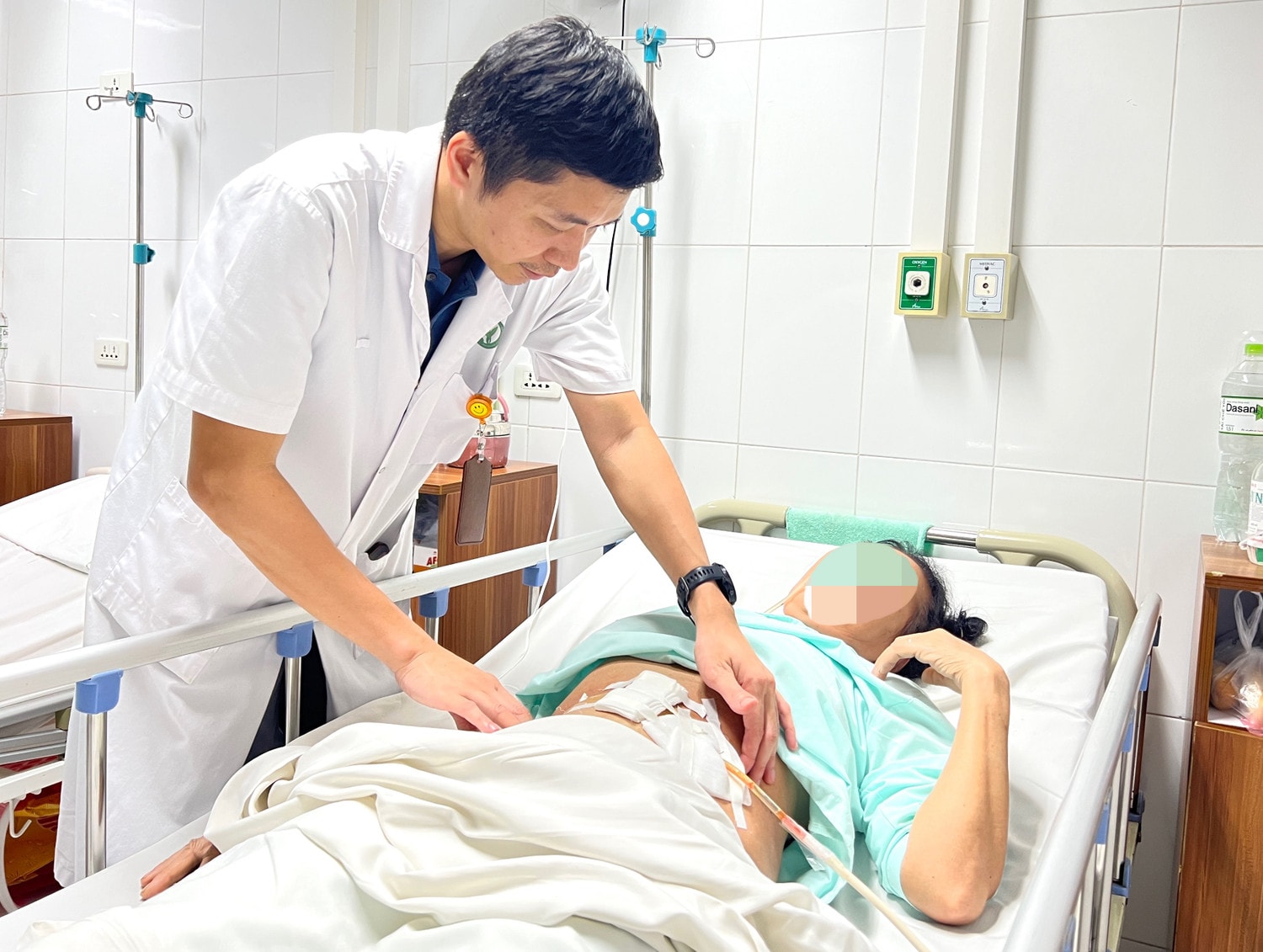 Ăn táo đỏ một phụ nữ phải cấp cứu vì thủng ruột -0