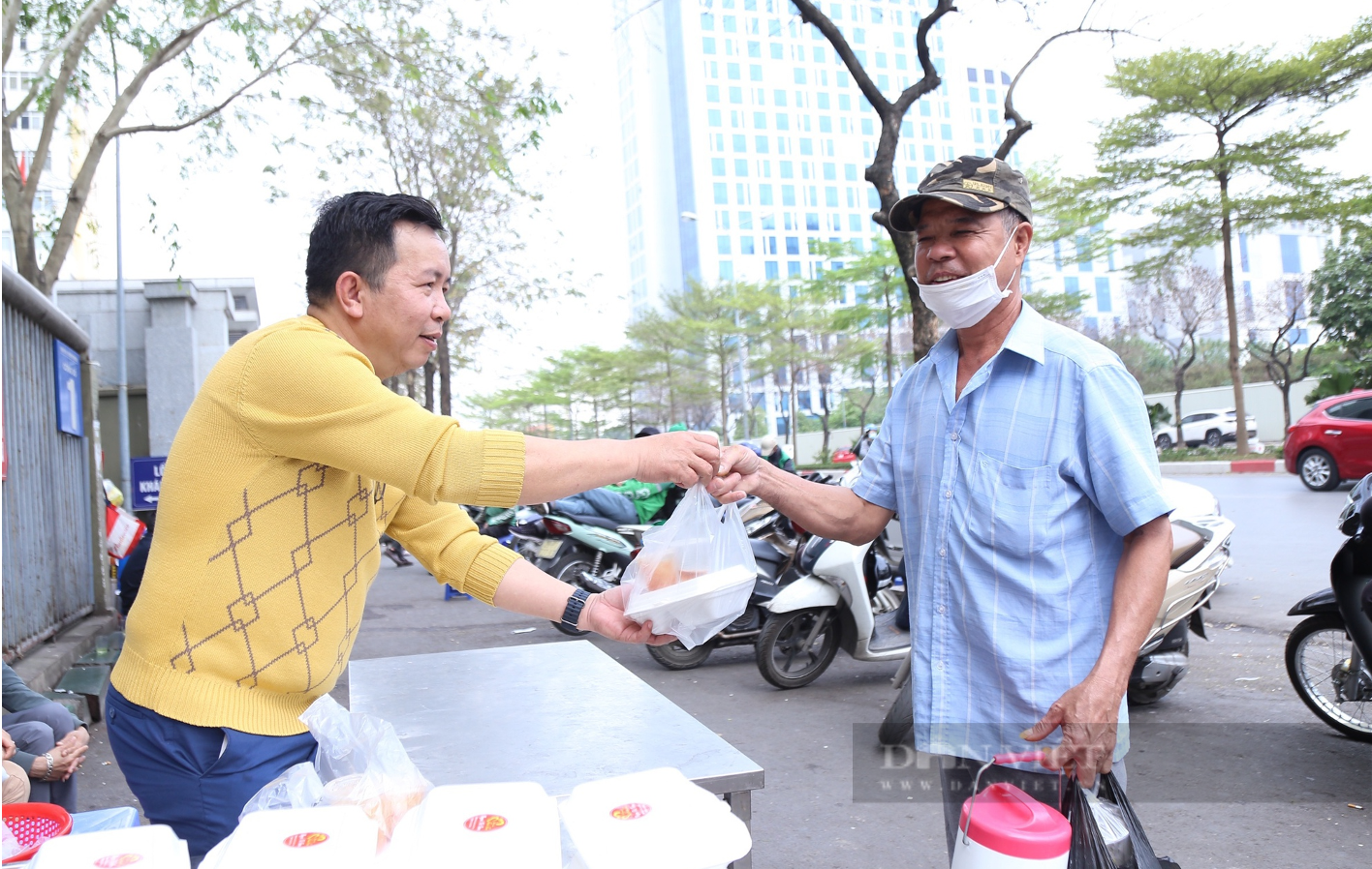 Trao tặng hơn 3000 suất ăn 0 đồng -0