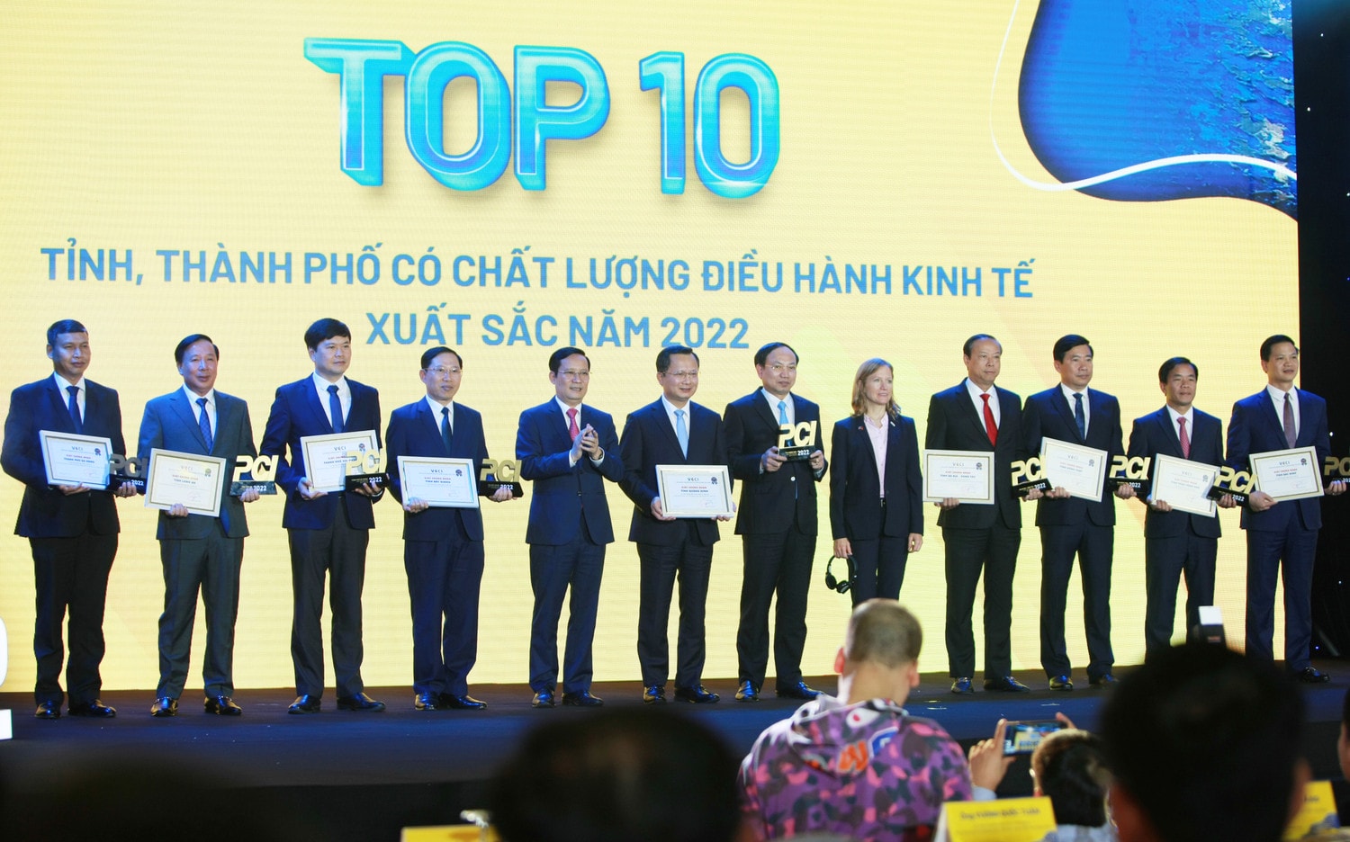Ban Tổ chức trao biểu trưng cho đại diện 10 tỉnh, thành phố chó chất lượng điều hành kinh tế xuất sắc năm 2022 PCI 2022: Quảng Ninh Quán quân lần thứ 6 liên tiếp, Bắc Giang về ngôi Á -0