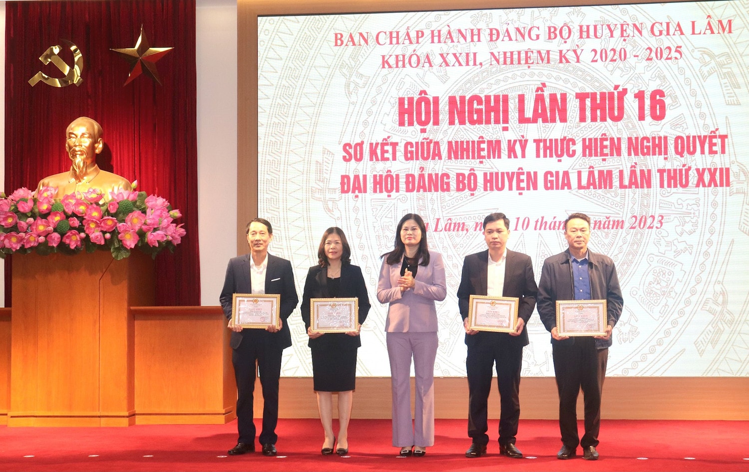 Huyện Gia Lâm vượt 17/22 chỉ tiêu Đại hội Đảng bộ huyện lần thứ XXII đề ra -0
