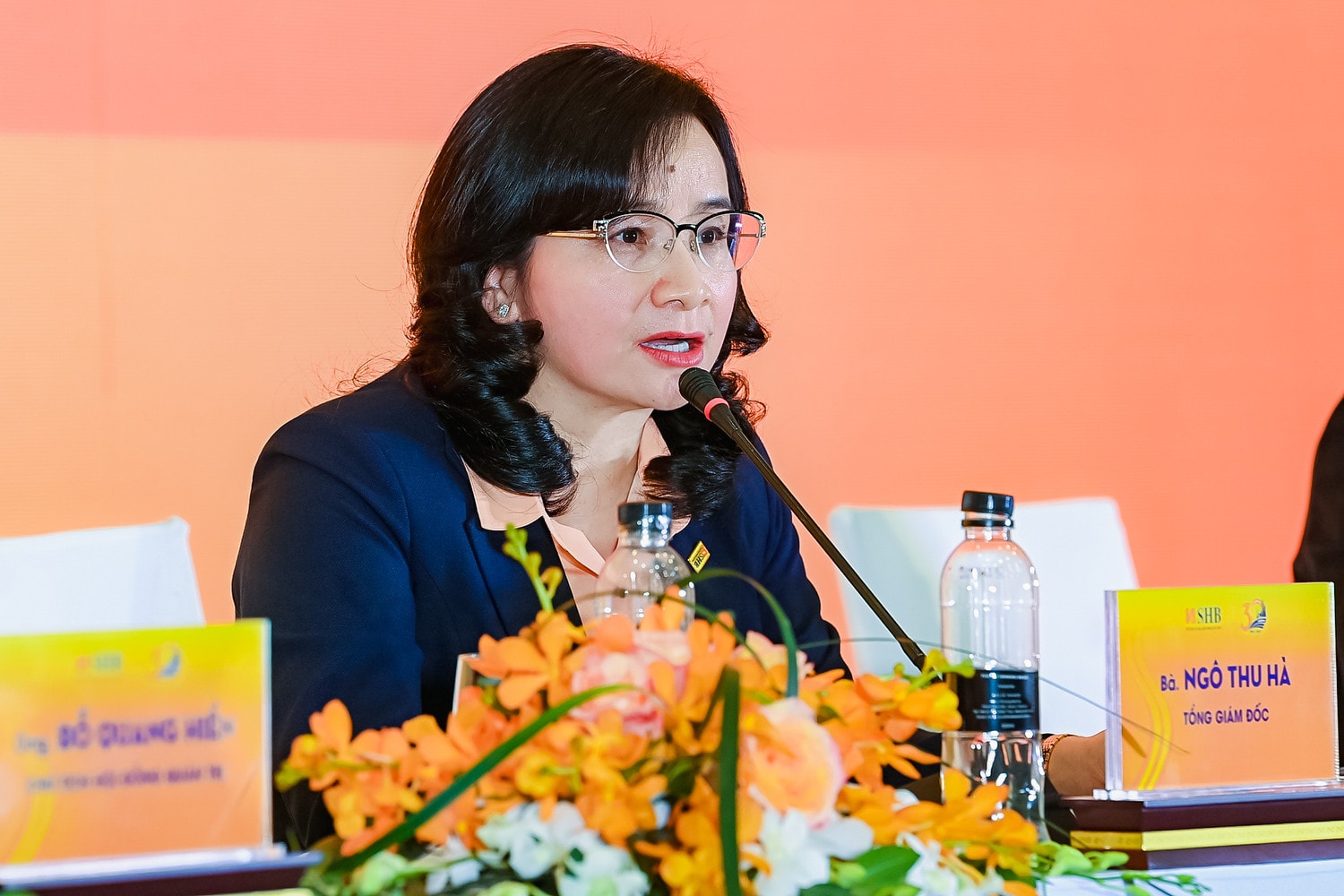 Bà Ngô Thu Hà - Tổng Giám đốc SHB trả lời các câu hỏi của cổ đông. Chuyển đổi mạnh mẽ và toàn diện, SHB hướng mục tiêu hiệu quả Top đầu hệ thống -0