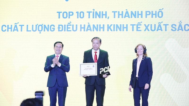 Ông Nguyễn Văn Thọ, Chủ tịch UBND tỉnh Bà Rịa - Vũng Tàu nhận chứng nhận Chỉ số PCI cấp tỉnh. Ảnh Báo Bà Rịa - Vũng Tàu
