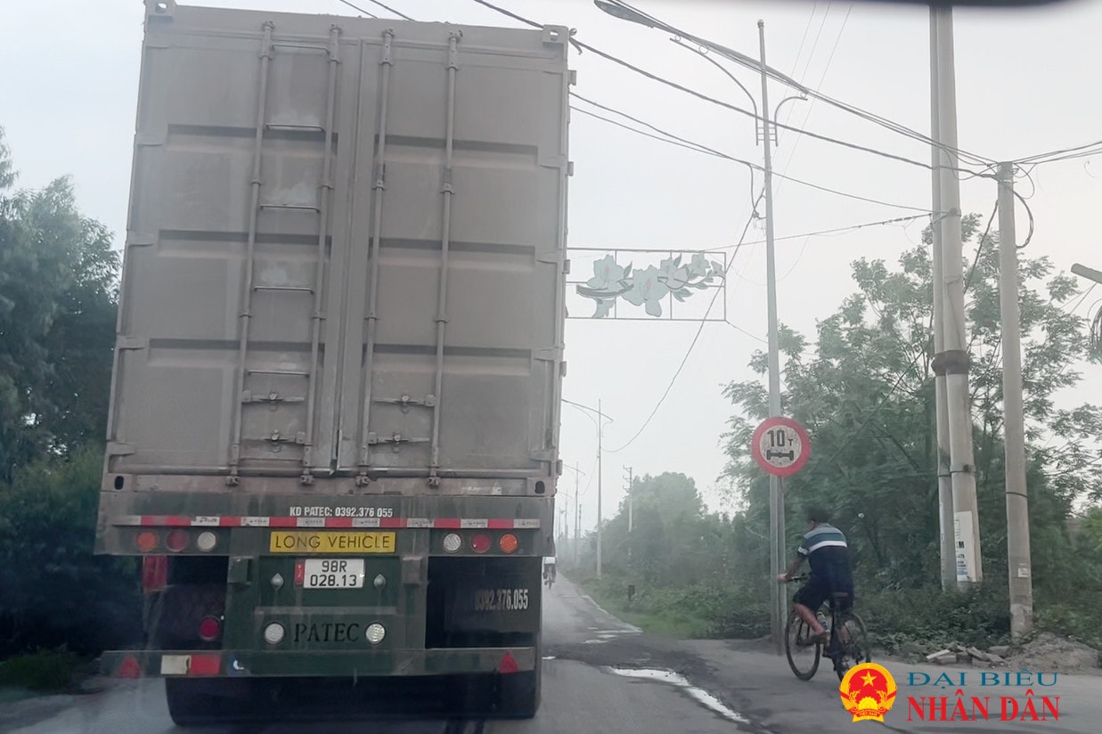 UBND tỉnh Bắc Giang chỉ đạo làm rõ phản ánh xe quá tải quần phá đê trọng yếu sông Lục Nam trên Báo Đại biểu Nhân dân -0