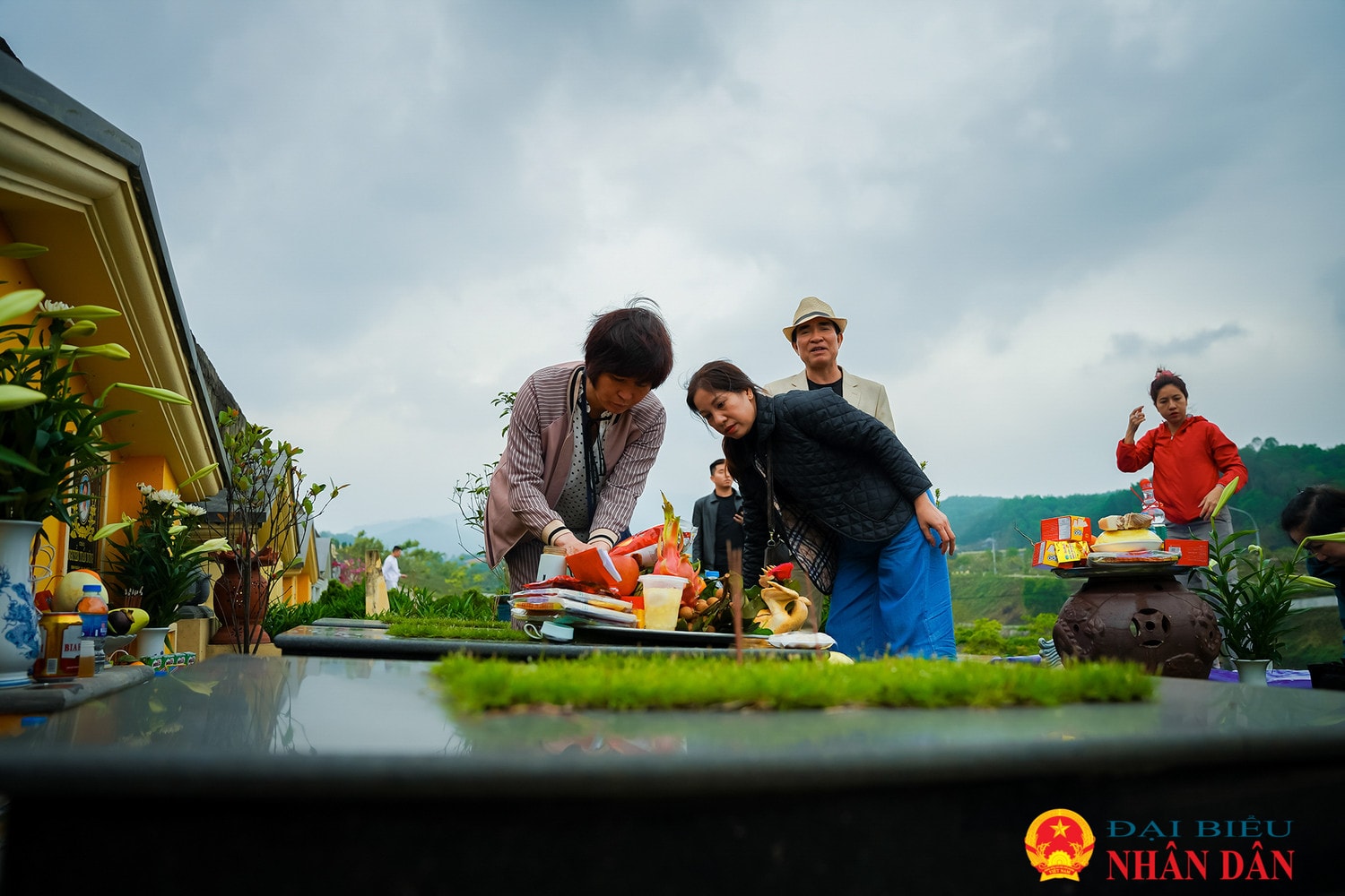 Người dân thập phương nô nức đi tảo mộ trong dịp Tết Thanh minh -0