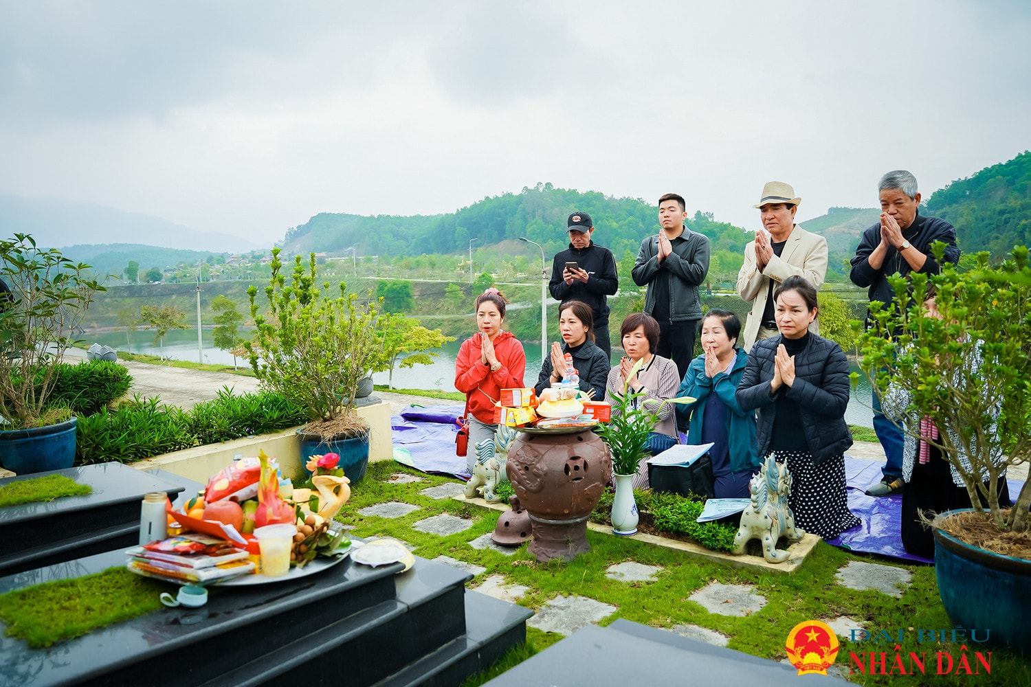 Người dân thập phương nô nức đi tảo mộ trong dịp Tết Thanh minh -0