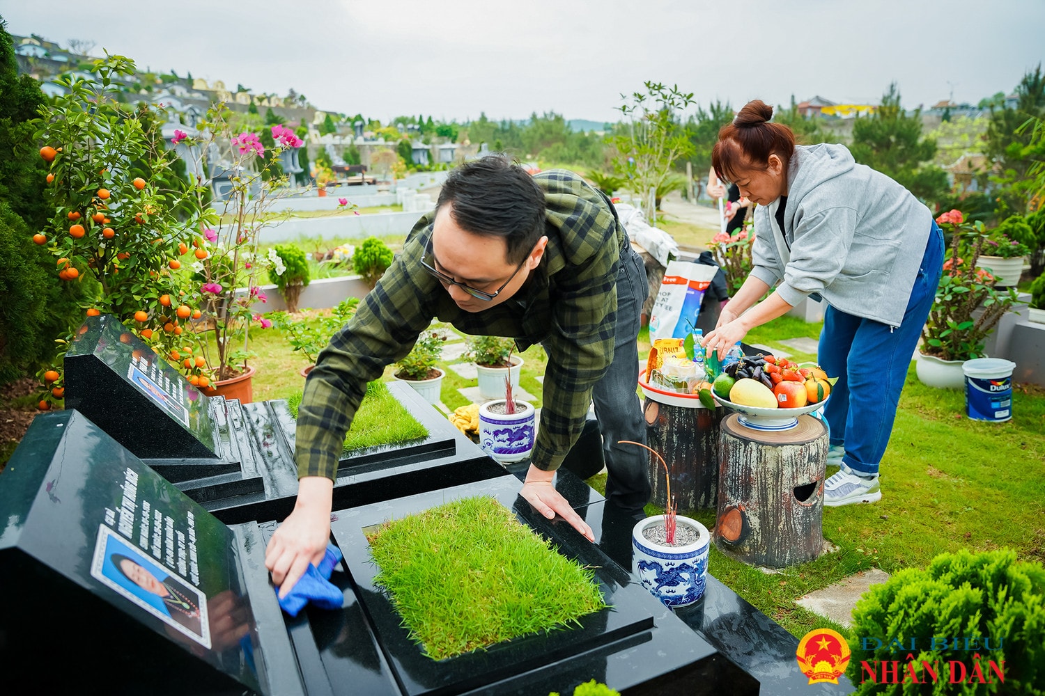 Người dân thập phương nô nức đi tảo mộ trong dịp Tết Thanh minh -0
