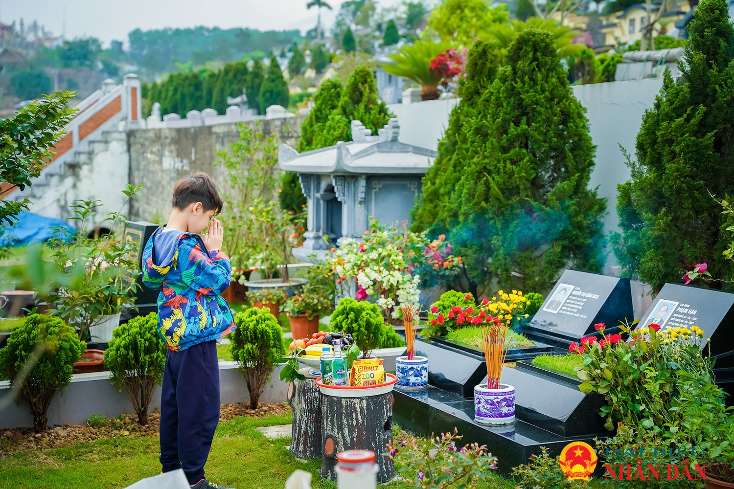 Người dân thập phương nô nức đi tảo mộ trong dịp Tết Thanh minh -0