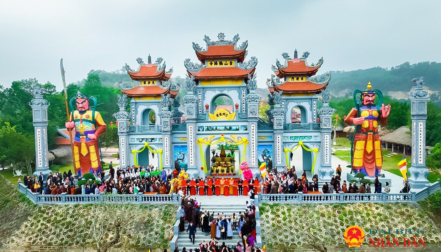 Người dân thập phương nô nức đi tảo mộ trong dịp Tết Thanh minh -0