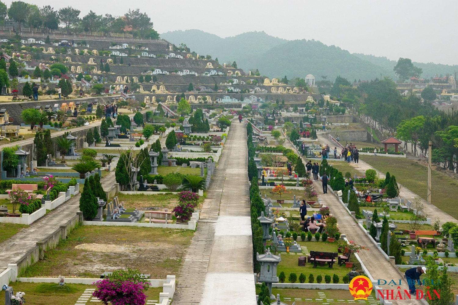 Người dân thập phương nô nức đi tảo mộ trong dịp Tết Thanh minh -0