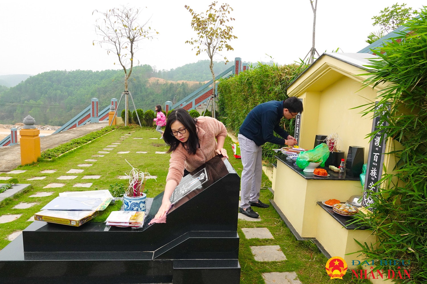 Người dân thập phương nô nức đi tảo mộ trong dịp Tết Thanh minh -0