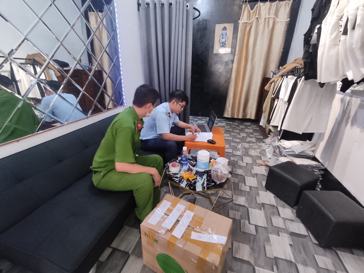 Lực lượng chức năng đang kiểm tra tại cơ sở bán hàng online