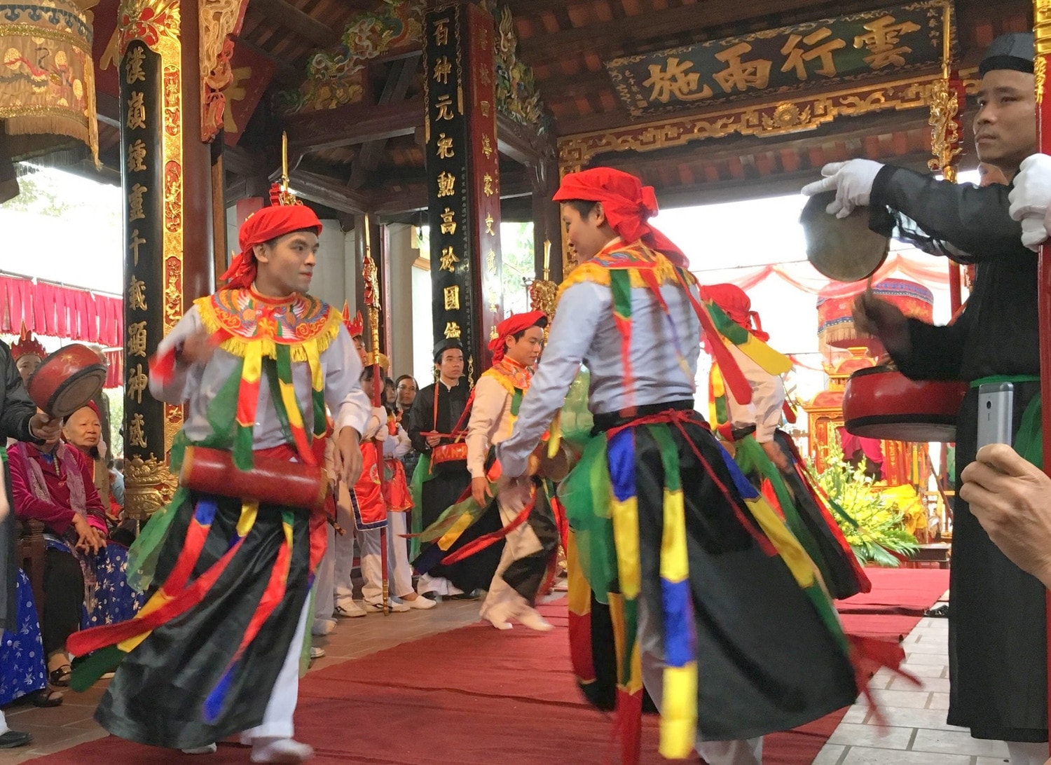 Má phấn môi son, trai giả gái múa bồng, tự hào được phô diễn nét đẹp truyền thống của lễ hội làng Triều Khúc. Ảnh: Thảo Nguyên Má phấn môi son, trai giả gái múa bồng, tự hào được phô diễn nét đẹp truyền thống của lễ hội làng Triều Khúc - Ảnh: Thảo Nguyên