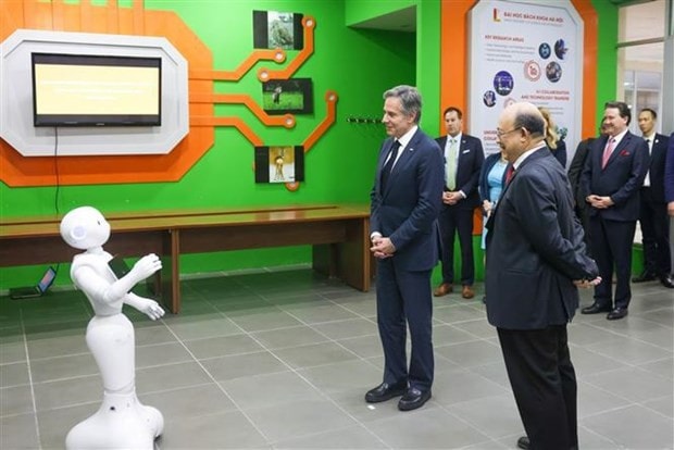 US Secretary of State Antony Blinken visits robots and AI-powered projects at Hanoi university. Photo: VNA US Secretary of State visits AI-powered projects at Hanoi university -0