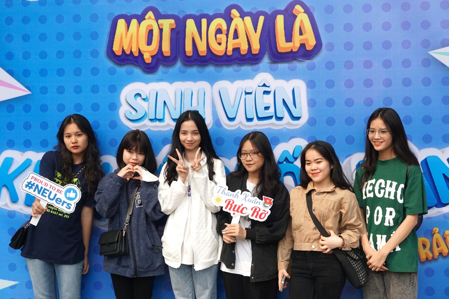 Thí sinh tham dự chương trình trải nghiệm “Một ngày là sinh viên Kinh tế Quốc dân” năm 2023 (Ảnh: Nguyễn Liên) Tuyển sinh 2023: Trường ĐH Kinh tế Quốc dân dự kiến ngưỡng điểm đầu vào là 20 điểm -0