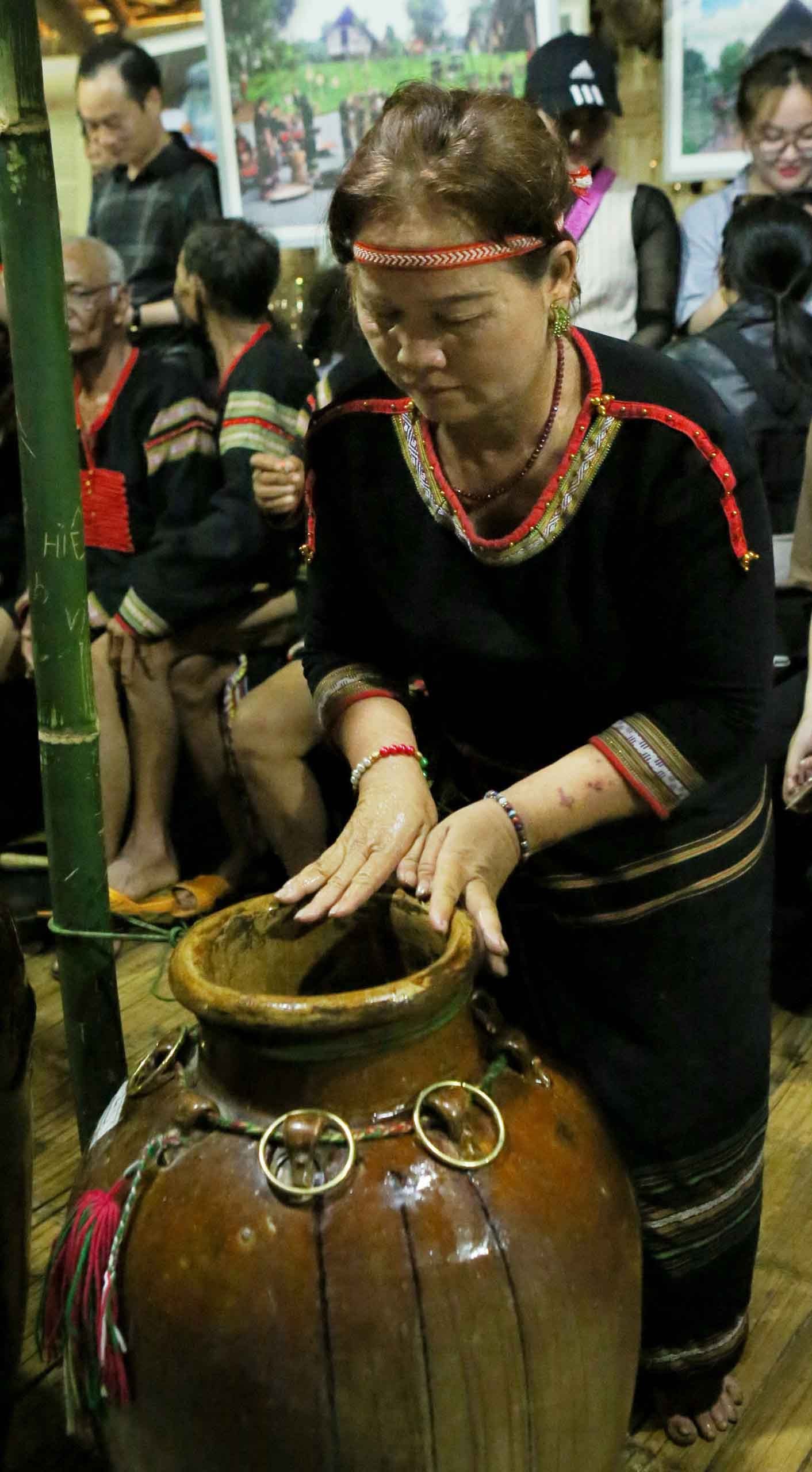 Độc đáo lễ cúng ché của đồng bào Êđê -0