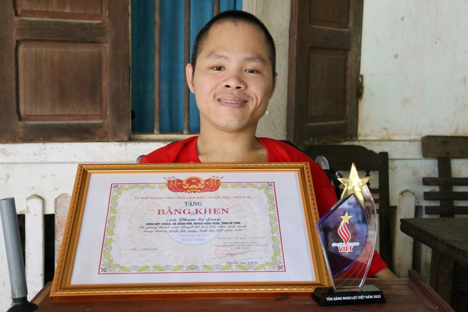 Long nhận được nhiều bằng khen, giấy khen của các tổ chức và địa phương. Chàng trai muốn hiến đầu cho y học và nghị lực không đầu hàng số phận -0
